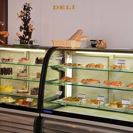 Holiday Inn Chandigarh Panchkula, An Ihg Hotel Exteriör bild A display case of pastries