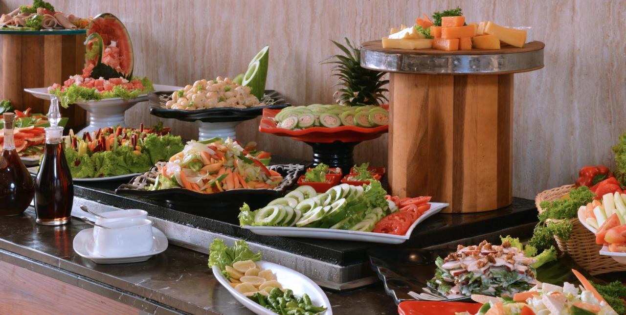 Holiday Inn Chandigarh Panchkula, An Ihg Hotel Exteriör bild A salad bar