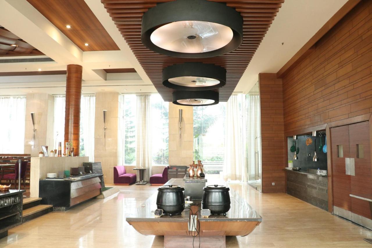 Holiday Inn Chandigarh Panchkula, An Ihg Hotel Exteriör bild The interior of the hotel