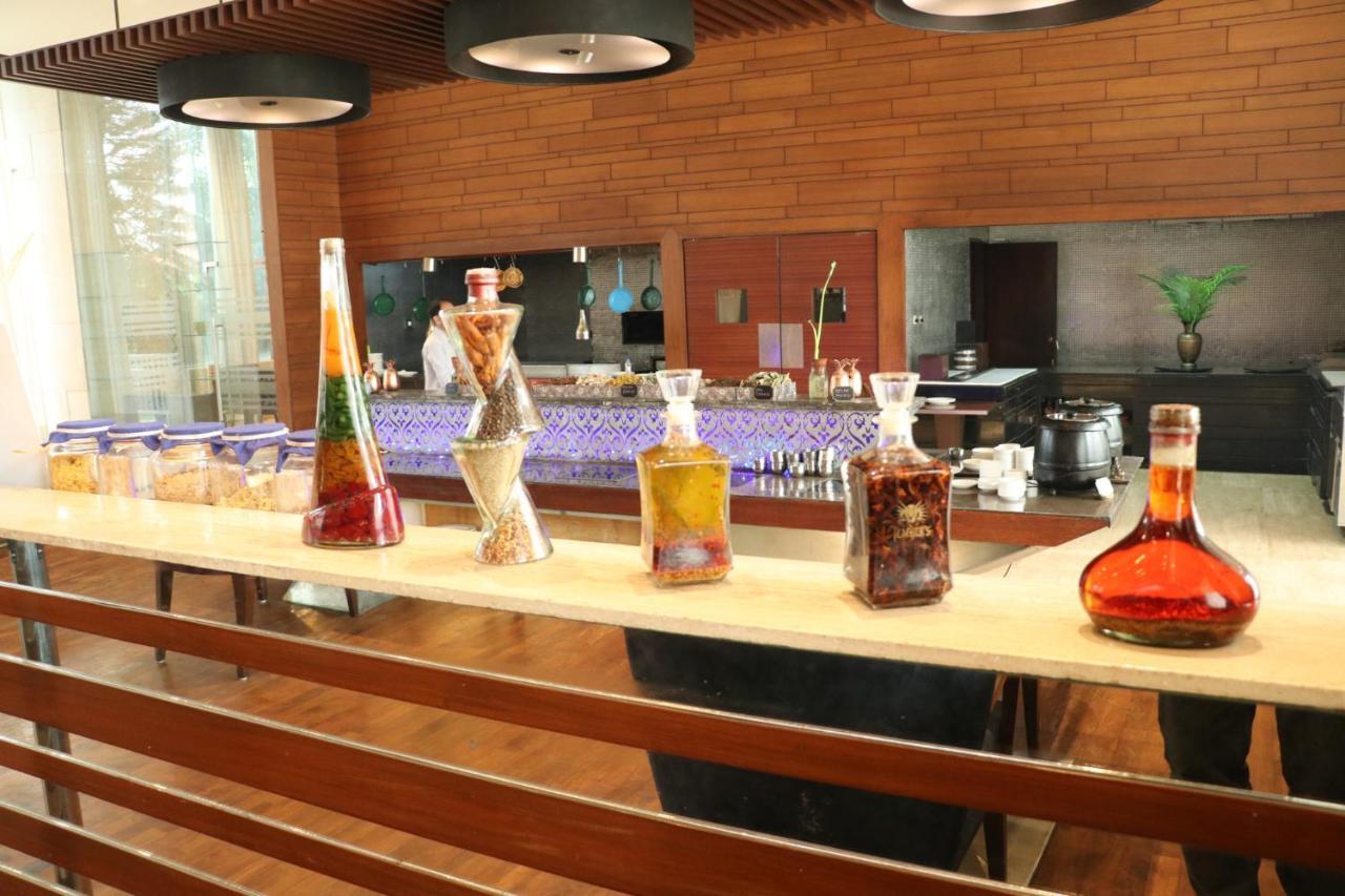 Holiday Inn Chandigarh Panchkula, An Ihg Hotel Exteriör bild A selection of liqueurs