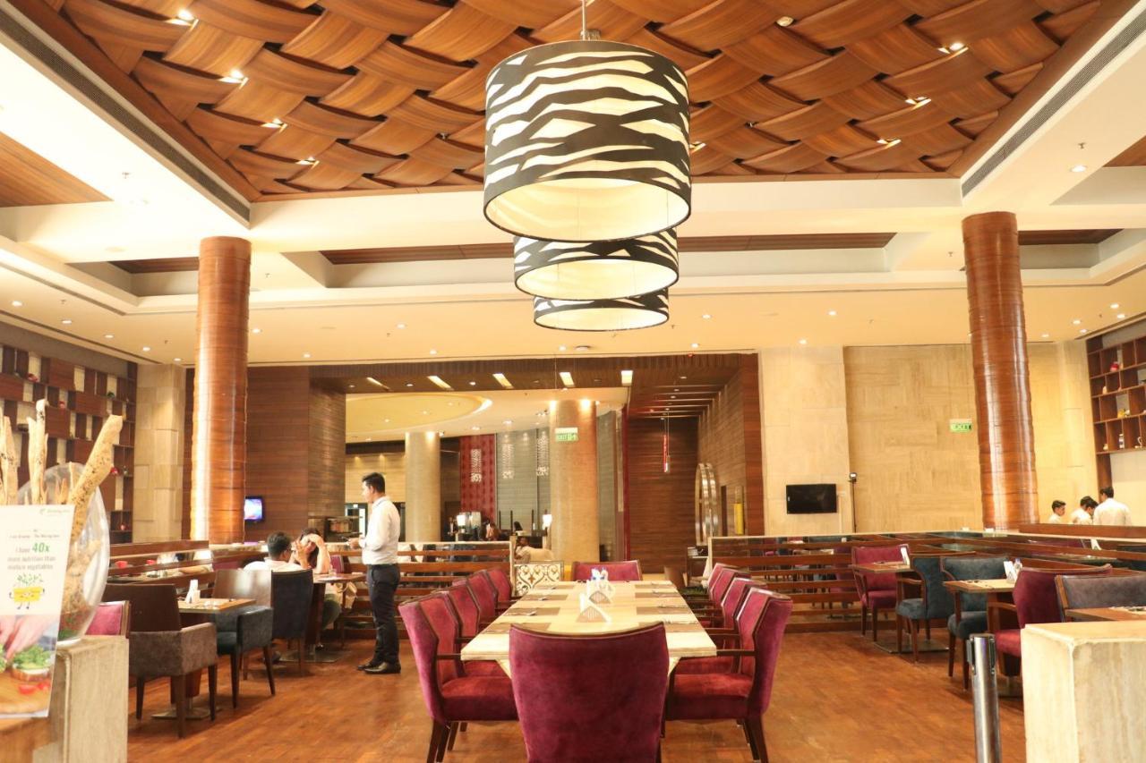 Holiday Inn Chandigarh Panchkula, An Ihg Hotel Exteriör bild The interior of the restaurant