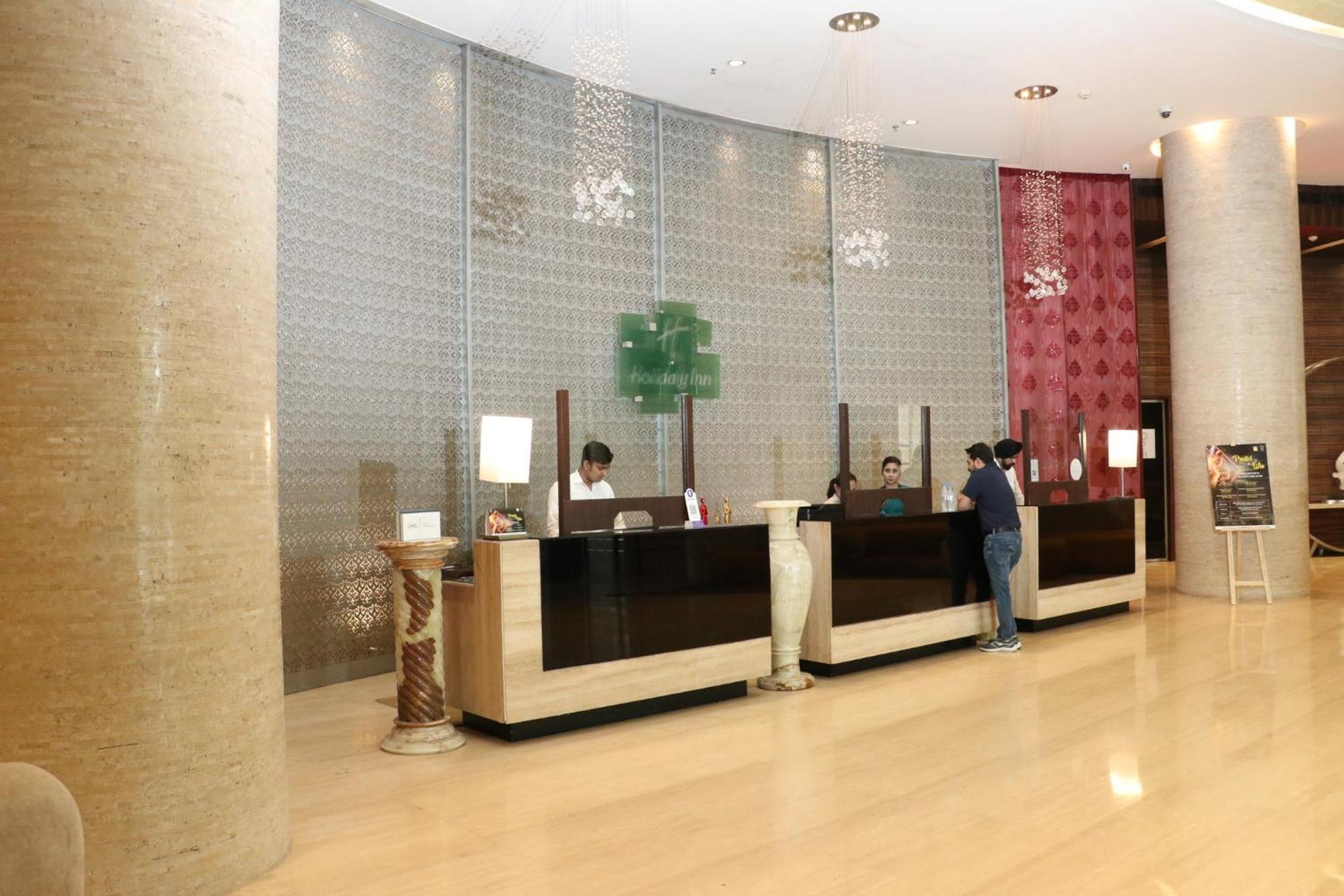 Holiday Inn Chandigarh Panchkula, An Ihg Hotel Exteriör bild The lobby of the hotel