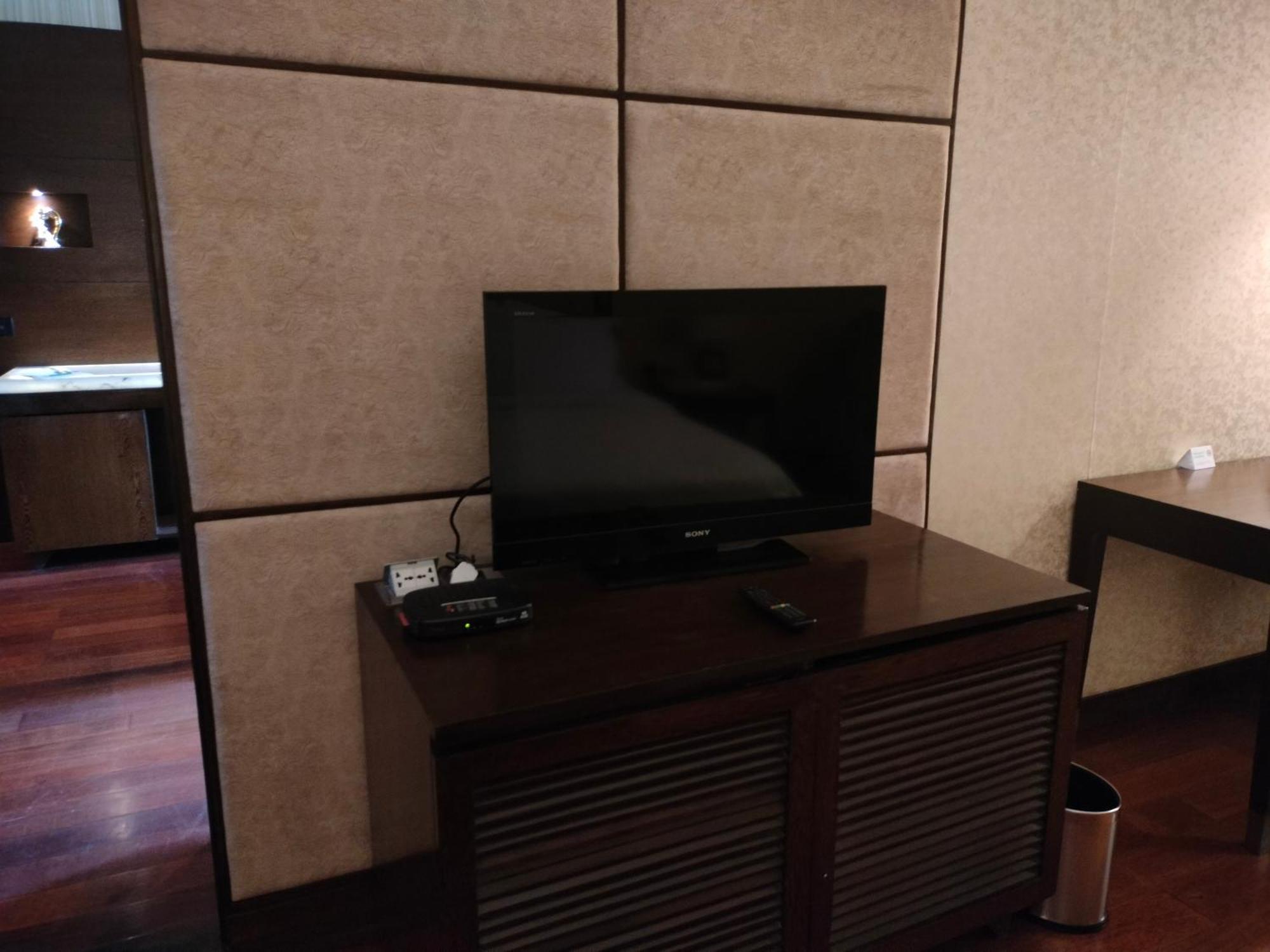 Holiday Inn Chandigarh Panchkula, An Ihg Hotel Exteriör bild A television in a hotel room