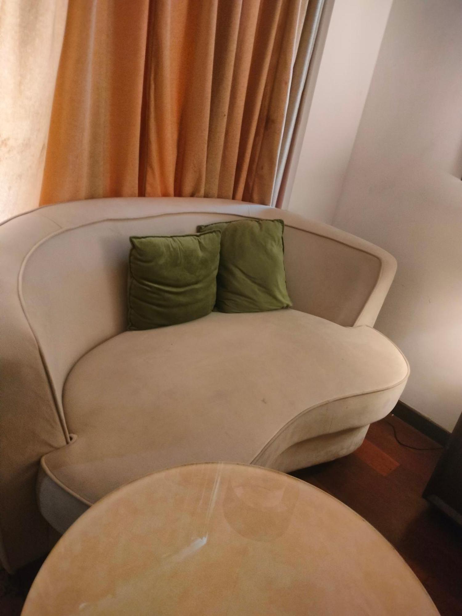 Holiday Inn Chandigarh Panchkula, An Ihg Hotel Exteriör bild A sofa in a hotel room