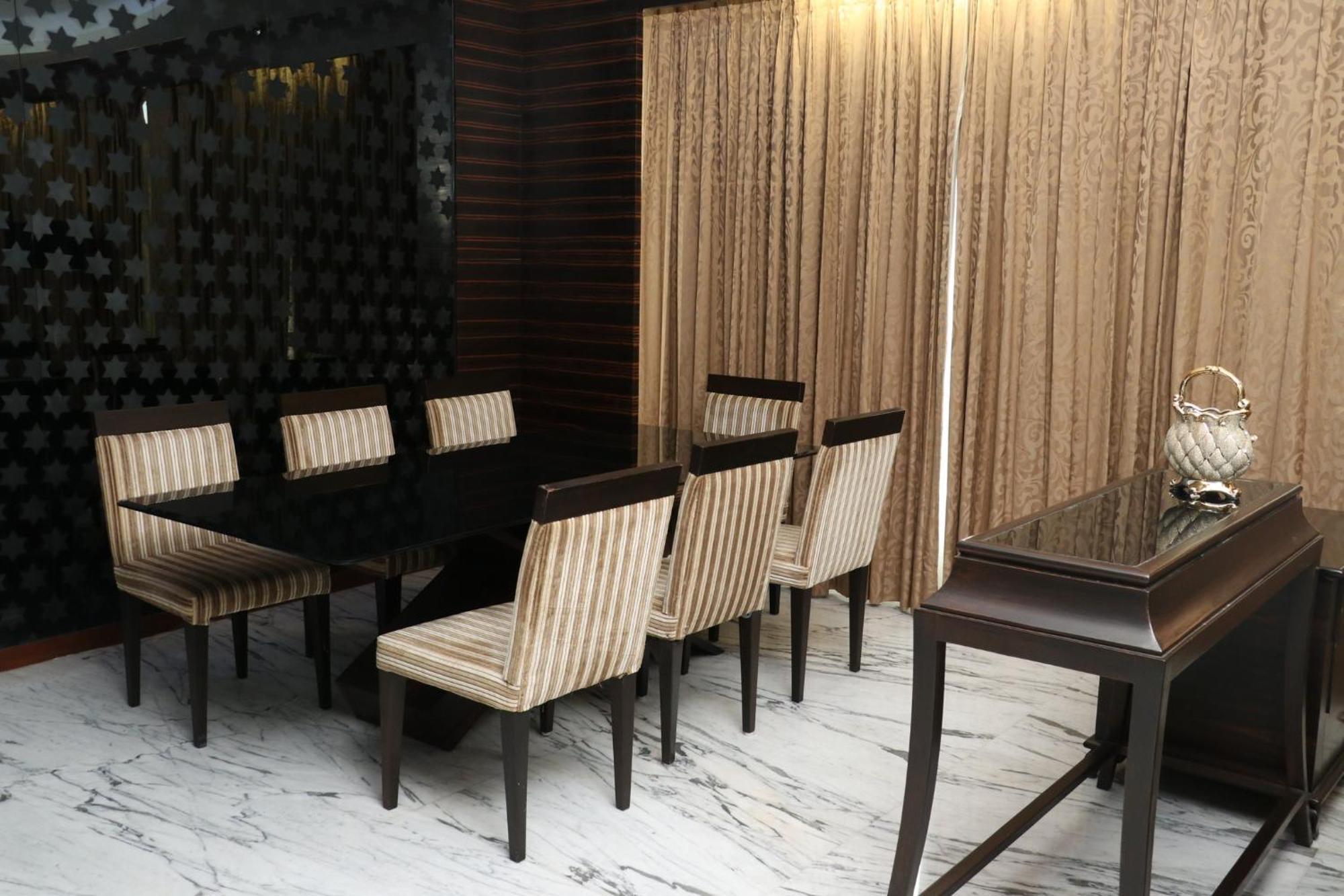 Holiday Inn Chandigarh Panchkula, An Ihg Hotel Exteriör bild A dining room