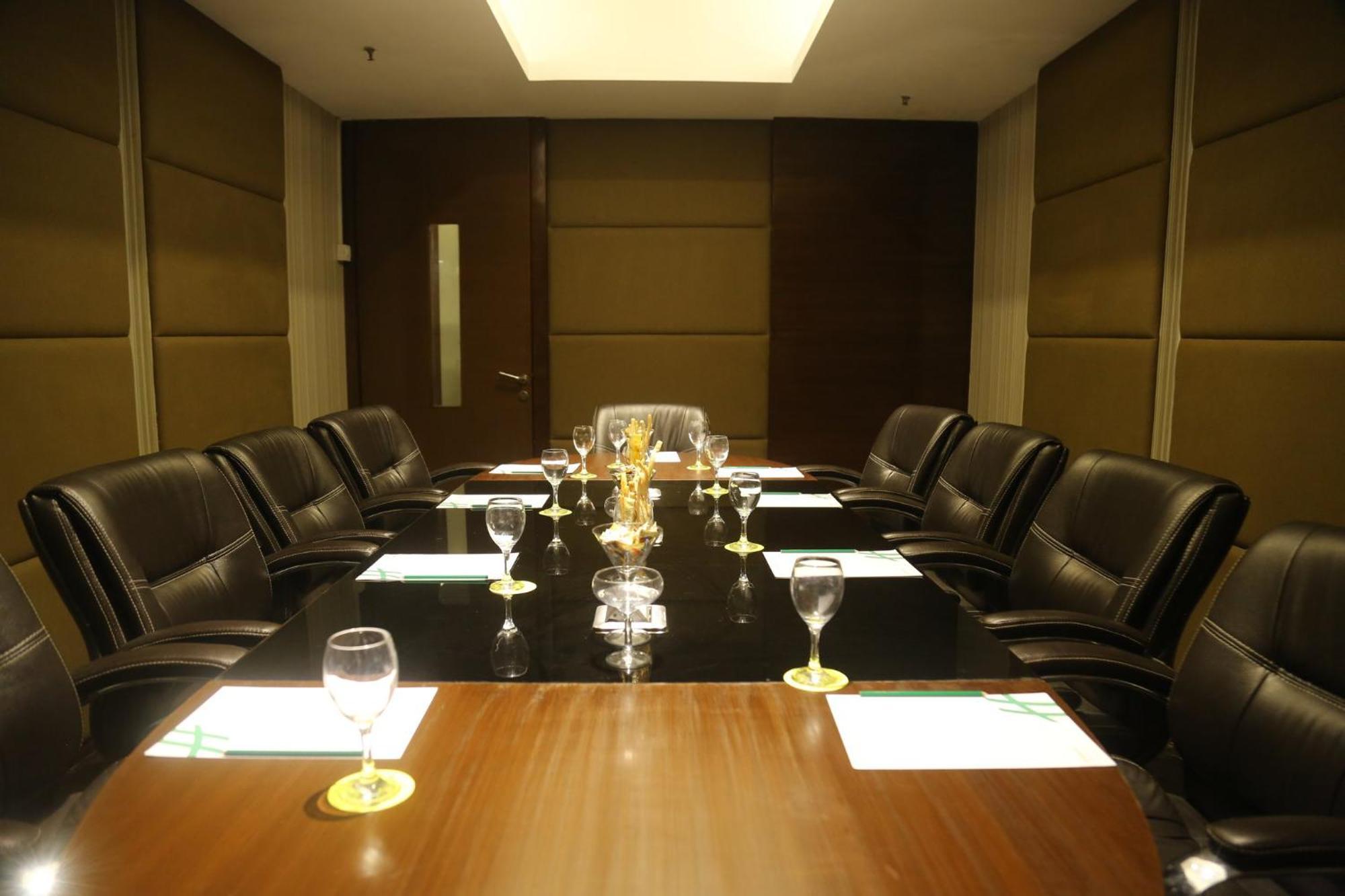 Holiday Inn Chandigarh Panchkula, An Ihg Hotel Exteriör bild A boardroom